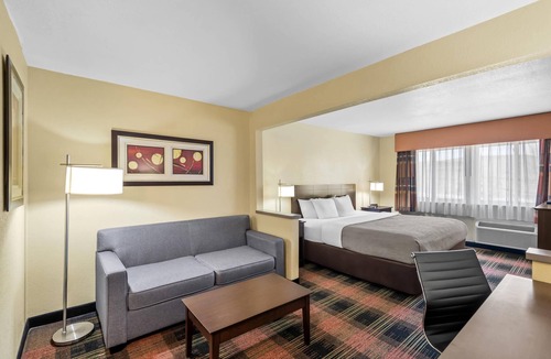 Greater South Side Hotel | Quality Inn & Suites Des Moines Airport