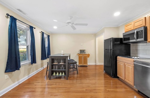 Cambridge House | Quarterdeck cottage at Swan Cove Manor - A cozy stay for up to 4 people