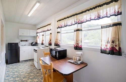 Cherokee Apartment | Queen Bed | Non-Smoking