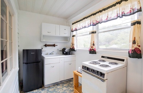 Cherokee Apartment | Queen Bed | Non-Smoking