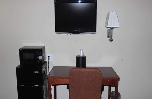 South Central Omaha Apartment | Queen Bed|Smoking|Omaha NE