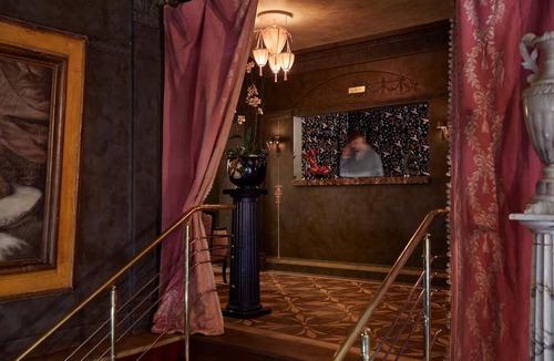 Mount Vernon House | Queen Comfort at Ulysses Hotel: Charming Decor & Steps from Cultural Gems