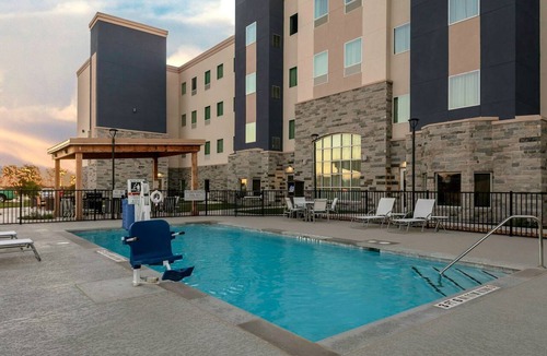 Cedar Park Apartment | Queen Studio Suite w/Free Daily Breakfast