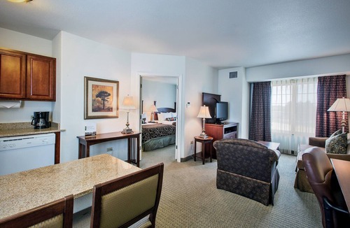Rockford Apartment | Queen Suite. Pool & Breakfast. Near Museum!
