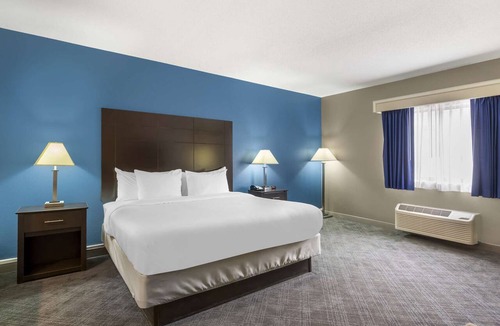 Mundelein Hotel | Quick Access to Chicago + Free Breakfast & Parking