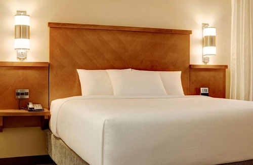 St. Johns Hotel | Quick Drive to The Vortex! Pet-Friendly Property w/Outdoor Pool, Free Parking!