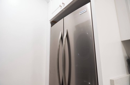 Earlewood House | Quiet 1 BR Near Downtown Fast Wi-Fi, Monthly-Stay, Full Kitchen, In-Unit Laundry