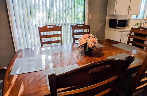 Mission House | Quiet, comfy and spacious 3 bedroom home in KC