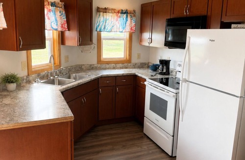 Lake Andes Cottage | Quiet Cottage 2 Retreat with Loft, Full Kitchen & Scenic Views