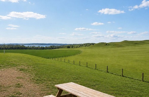 Lake Andes Cottage | Quiet Cottage 2 Retreat with Loft, Full Kitchen & Scenic Views