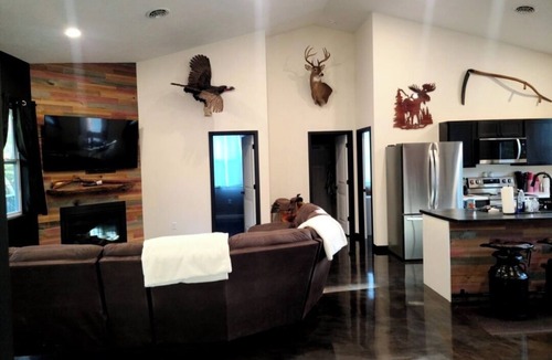 Chapman House | Quiet country setting minutes from Milford Lake