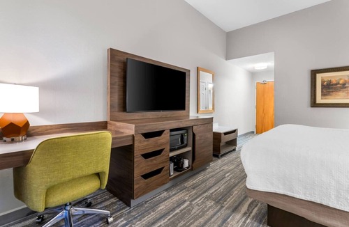 Guntersville Hotel | Quiet Guest Stay Near Scenic Lake Perfect for Nature Enthusiasts