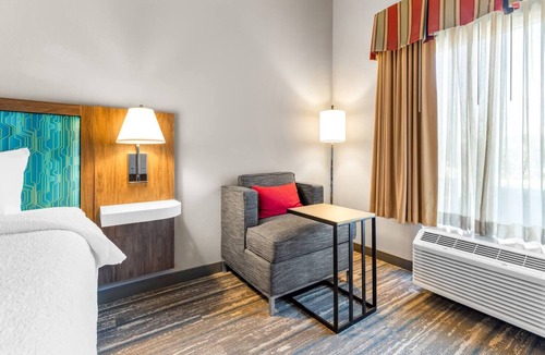 Guntersville Hotel | Quiet Guest Stay Near Scenic Lake Perfect for Nature Enthusiasts