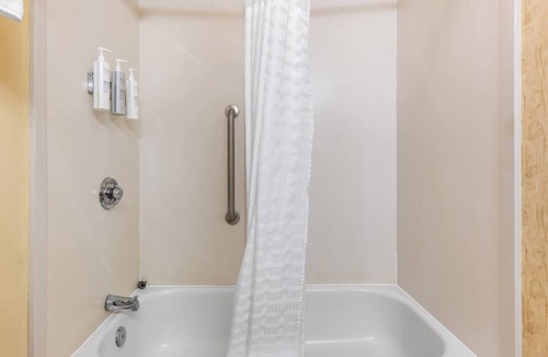 Guntersville Hotel | Quiet Guest Stay Near Scenic Lake Perfect for Nature Enthusiasts