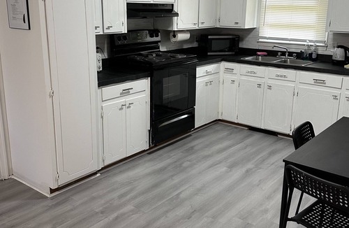 Kelly House | Quiet, Minimal Home: 18 Min from White Lake