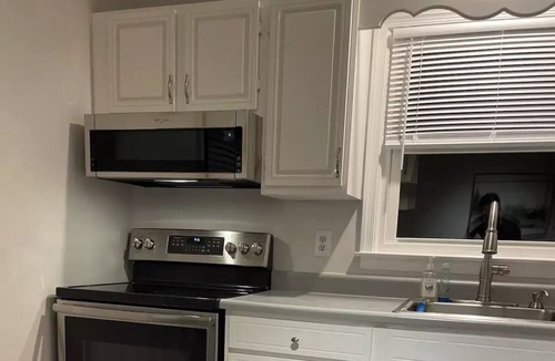 Petersburg House | Quiet relaxing stay in a trendy 3 bedroom home.