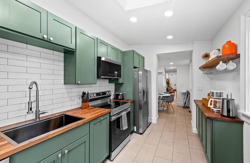 Inner Harbor House | Quiet, walk to the stadiums, harbor, aquarium, convention center, rooftop deck