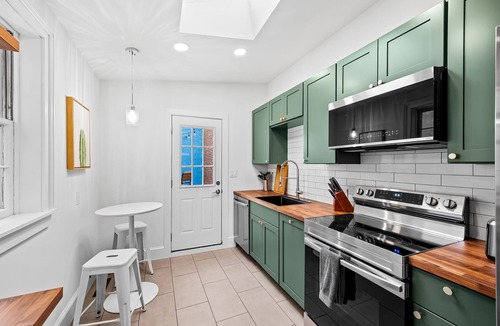 Inner Harbor House | Quiet, walk to the stadiums, harbor, aquarium, convention center, rooftop deck