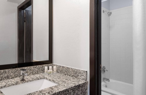 Cedar Rapids - Iowa City Hotel | Ramada by Wyndham Cedar Rapids South