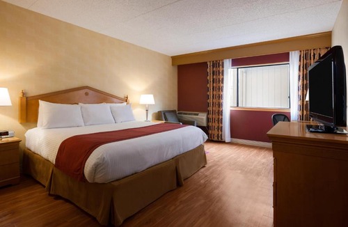 Osbornsville Hotel | Ramada by Wyndham Toms River