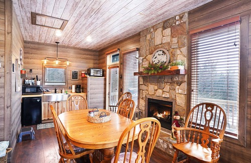 Ashland Cabin | Ranch Cabin w/Hot Tub. Communal Sleeping 2 Queen + Full Trundle
