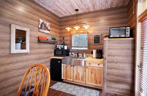 Ashland Cabin | Ranch Cabin w/Hot Tub. Communal Sleeping 2 Queen + Full Trundle
