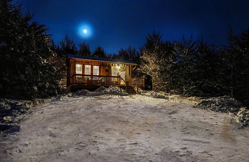Ashland Cabin | Ranch Cabin w/Hot Tub. Communal Sleeping 2 Queen + Full Trundle