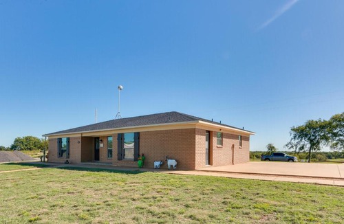 Calera House | Ranch Getaway with Pool and Horse Stall Access!