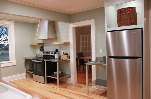 Whiteville House | Reconnect with Nature Farmhouse sleeps 6, two large bathrooms, full kitchen,
