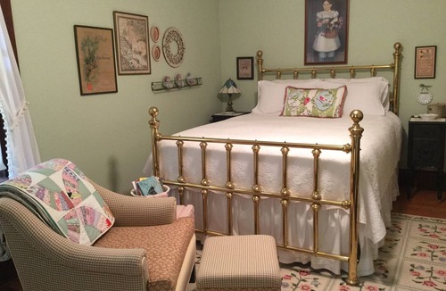 Higginsville House | Red Brick Farmhouse B&B - Emma's Room