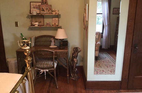 Higginsville House | Red Brick Farmhouse B&B - Emma's Room