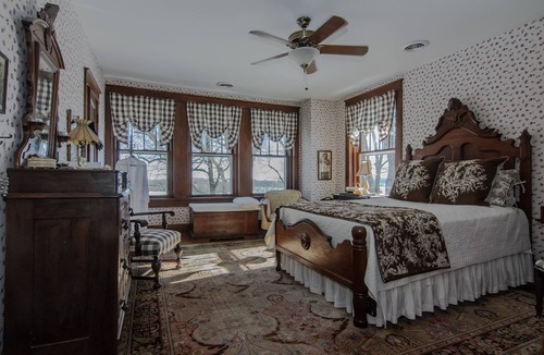 Higginsville House | Red Brick Farmhouse B&B - John & Hilda's Room
