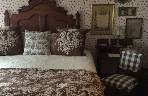 Higginsville House | Red Brick Farmhouse B&B - John & Hilda's Room