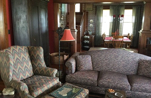 Higginsville House | Red Brick Farmhouse B&B - Edwin's Room