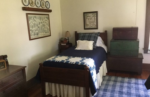 Higginsville House | Red Brick Farmhouse B&B - Edwin's Room