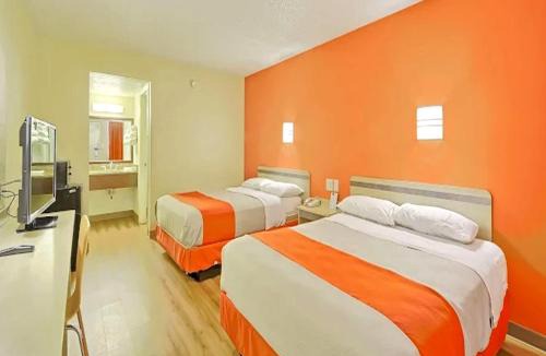 Maple Shade Hotel | Red Carpet Inn And Suites