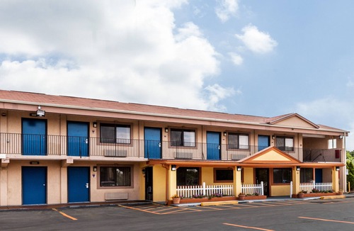 Elkton Hotel | Red Carpet Inn