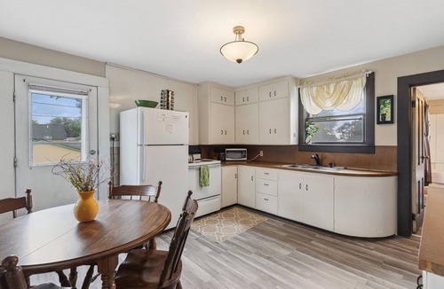 Lake City House | Red Hibiscus House - 3 Blocks from Lake Pepin