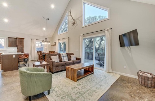 Pella House | 'Red Rock Lodge' w/Hot Tub Near Raceway & Pella!