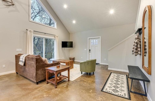 Pella House | 'Red Rock Lodge' w/Hot Tub Near Raceway & Pella!