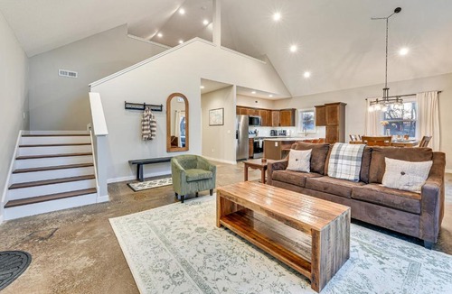 Pella House | 'Red Rock Lodge' w/Hot Tub Near Raceway & Pella!