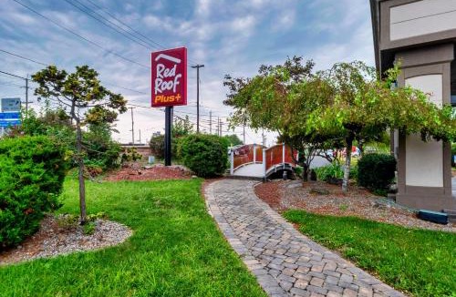 Carteret Hotel | Red Roof Inn PLUS Woodbridge - Carteret