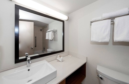 Carteret Hotel | Red Roof Inn PLUS+ Woodbridge - Carteret