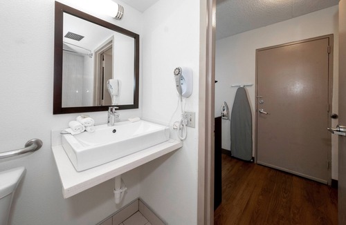 Carteret Hotel | Red Roof Inn PLUS+ Woodbridge - Carteret