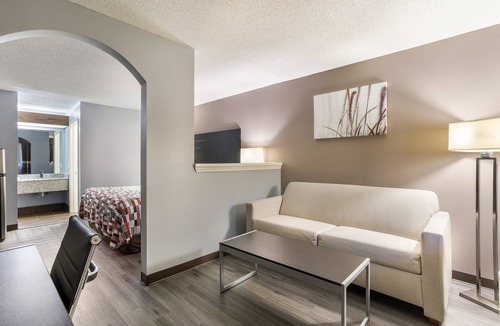 Athens Hotel | Red Roof Inn & Suites Athens, AL