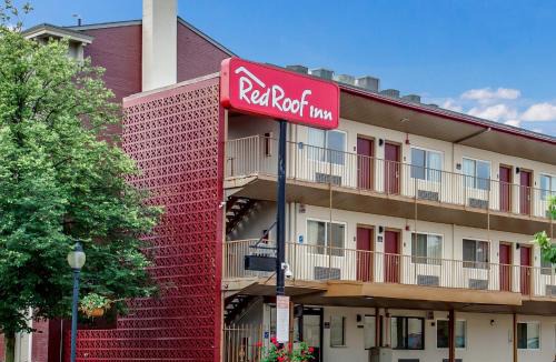 York Hotel | Red Roof Inn York Downtown
