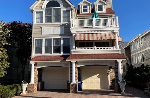 North End Condo | REDUCED JUNE WEEKS! -BEACH -BLOCK BEAUTIFUL HOME- BOOK NOW! NEWLY RENOVATED!