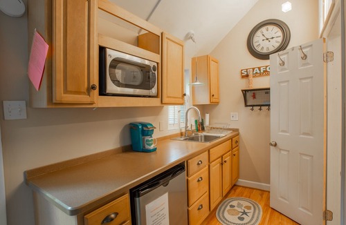 The Pines Cottage | Rehoboth Beach Efficiency Downtown Deck Sleeps 2