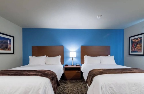 Altoona Hotel | Relax After Adventure in a Comfy Room w/Kitchen Close to Dining