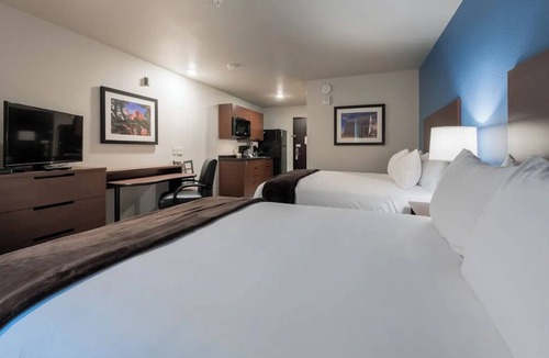Altoona Hotel | Relax After Adventure in a Comfy Room w/Kitchen Close to Dining